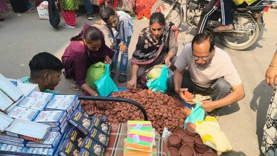 रेलवे रोड पर लगे जाम में फंसे वाहन चालक। संवाद रेलवे रोड पर लगे जाम में फंसे वाहन चालक। संवाद