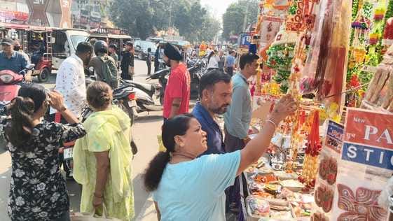 रेलवे रोड पर लगे जाम में फंसे वाहन चालक। संवाद रेलवे रोड पर लगे जाम में फंसे वाहन चालक। संवाद