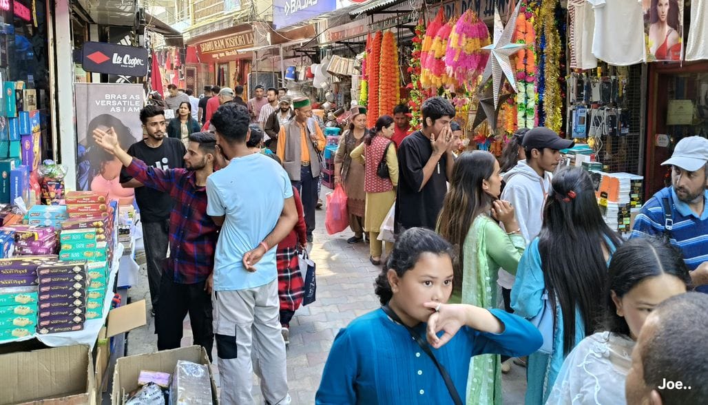 रामपुर में दिवाली पर्व को लेकर पटाखों की खरीद करते लोग। संवाद