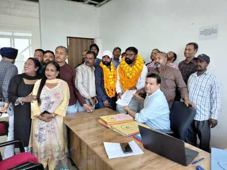 सफाई कर्मचारी यूनियन चुनाव में अध्यक्ष पद के लिए नामांकन पत्र चुनाव अधिकारी डा. जसवंत सिंह को 