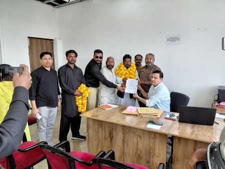 सफाई कर्मचारी यूनियन चुनाव में अध्यक्ष पद के लिए नामांकन पत्र चुनाव अधिकारी डा. जसवंत सिंह को 
