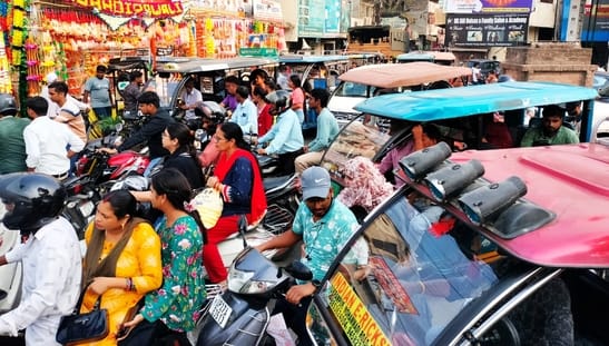 सदर बाजार में पंखी चौराहा से बिस्मिल पार्क मार्ग पर लगा लंबा जाम। संवाद सदर बाजार में पंखी चौराहा से बिस्मिल पार्क मार्ग पर लगा लंबा जाम। संवाद