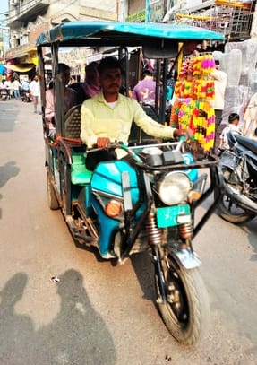 सदर बाजार में पंखी चौराहा से बिस्मिल पार्क मार्ग पर लगा लंबा जाम। संवाद सदर बाजार में पंखी चौराहा से बिस्मिल पार्क मार्ग पर लगा लंबा जाम। संवाद