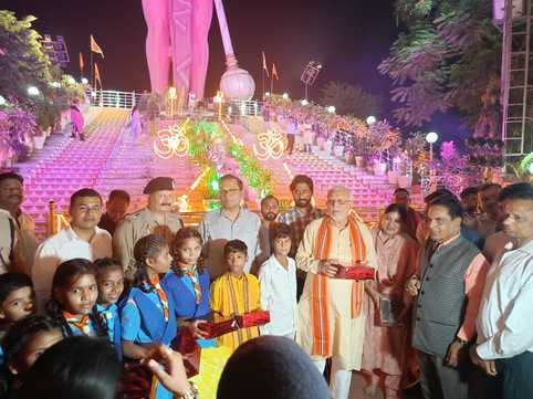 शाहजहांपुर में दीपों से सजाया हनुमत धाम। स्रोत: जागरूक पाठक