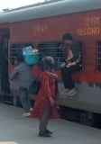 शाहजहांपुर रेलवे स्टेशन पर ट्रेन के गेट पर लटक कर जाते यात्री। संवाद
