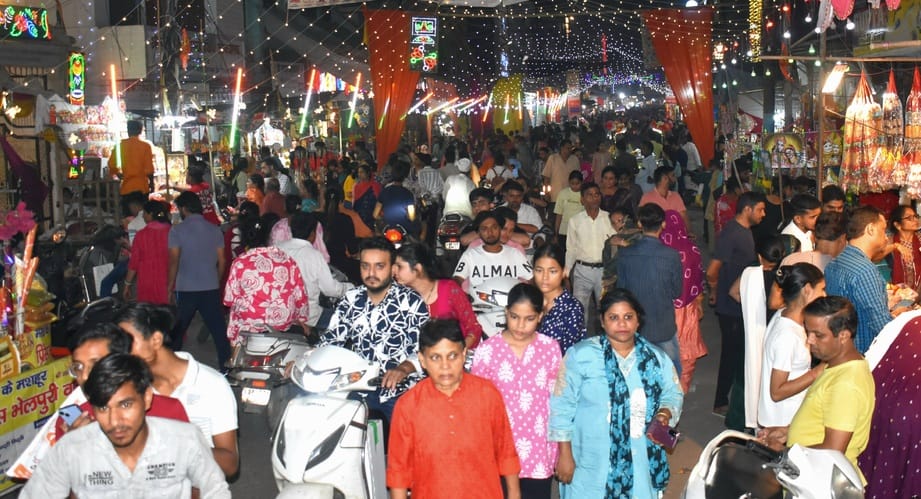 शास्त्रीनगर सेंट्रल मार्केट में धनतेरस पर अल्टीफिशियल ज्वैलरी को निहारती महिलाएं।..... संवाद .