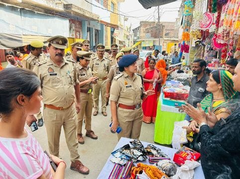 तिलहर में बाजार में लगा जाम। संवाद