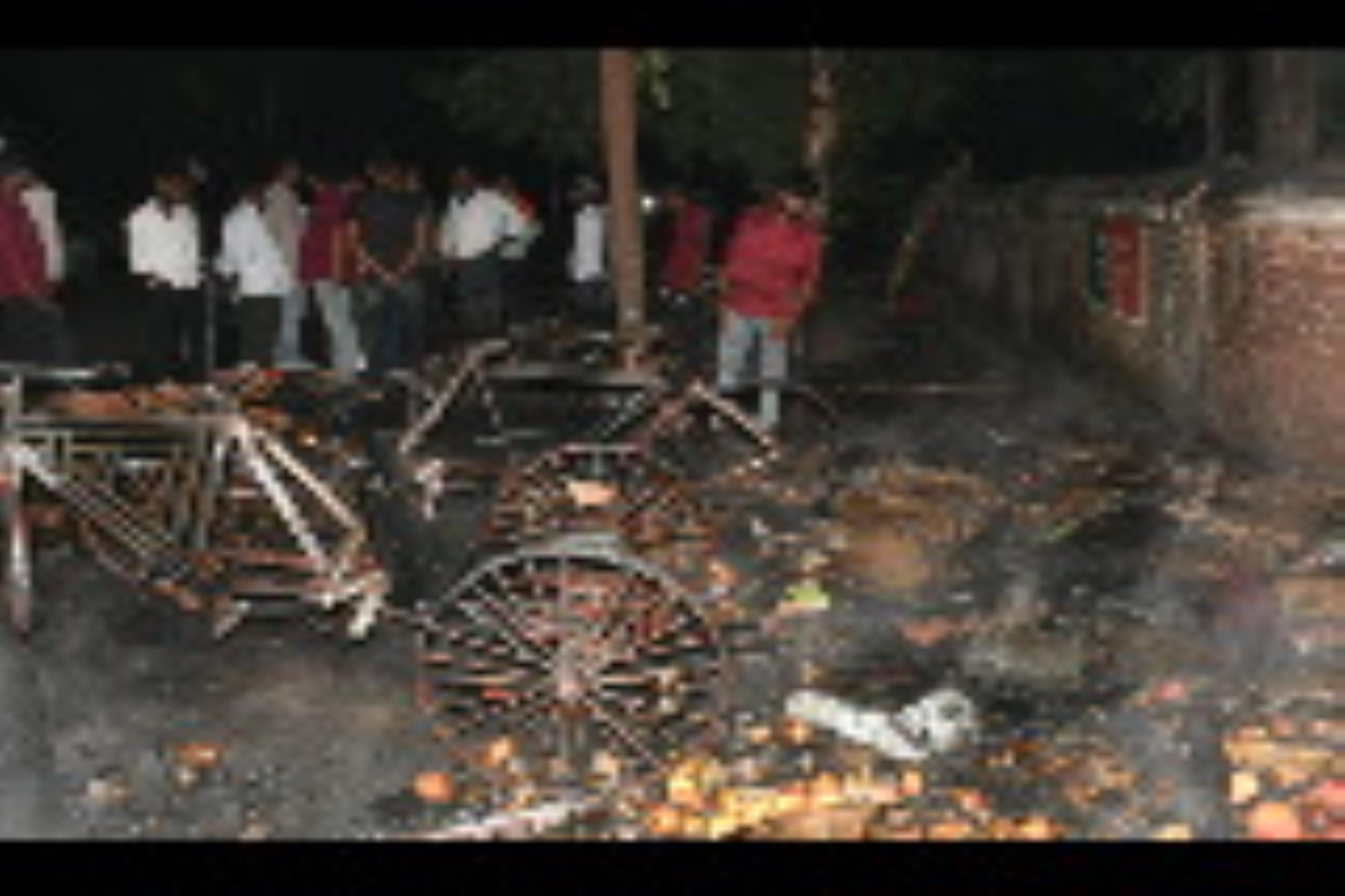 दुकान में लगी आग और जला सामान।