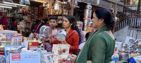 धनतेरस पर हमीरपुर के मुख्य बाजार चांदी की खरीदारी करते हुए ग्राहक। संवाद धनतेरस पर हमीरपुर के मुख्य बाजार चांदी की खरीदारी करते हुए ग्राहक। संवाद