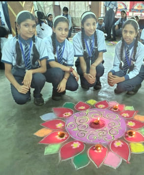 उझानी में दीप और पूजा के थाल के साथ मौजूद बच्चे। स्रोत: विद्यालय
