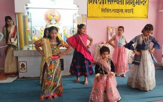 उझानी में दीप और पूजा के थाल के साथ मौजूद बच्चे। स्रोत: विद्यालय