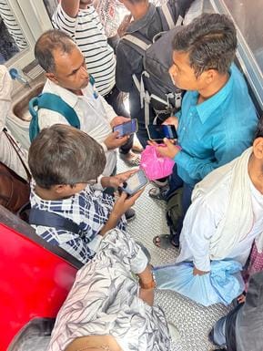 03...रोहतक रेलवे स्टेशन पर अंडमान एक्सप्रेस में यात्रियों से खचा-खच भरा जनरल डिब्बा। संवाद 03...रोहतक रेलवे स्टेशन पर अंडमान एक्सप्रेस में यात्रियों से खचा-खच भरा जनरल डिब्बा। संवाद
