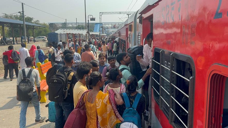 03...रोहतक रेलवे स्टेशन पर अंडमान एक्सप्रेस में यात्रियों से खचा-खच भरा जनरल डिब्बा। संवाद 03...रोहतक रेलवे स्टेशन पर अंडमान एक्सप्रेस में यात्रियों से खचा-खच भरा जनरल डिब्बा। संवाद