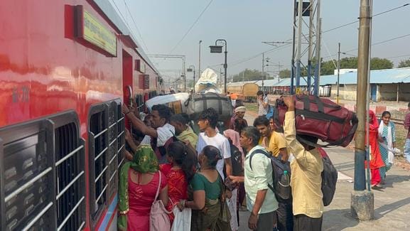 03...रोहतक रेलवे स्टेशन पर अंडमान एक्सप्रेस में यात्रियों से खचा-खच भरा जनरल डिब्बा। संवाद 03...रोहतक रेलवे स्टेशन पर अंडमान एक्सप्रेस में यात्रियों से खचा-खच भरा जनरल डिब्बा। संवाद