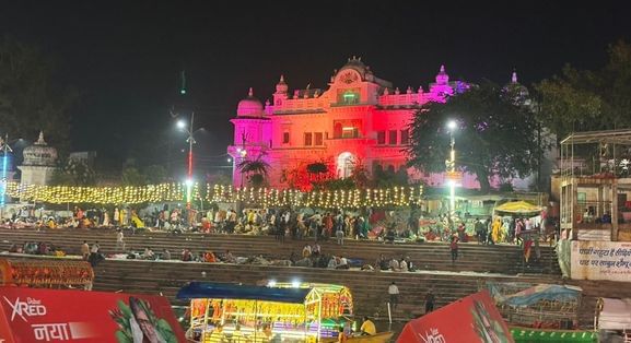 12 सीकेटीपी-10- परिचय-कड़ी सुरक्षा: रामघाट पर श्रद्धालुओं की कड़ी सुरक्षा के लिए दूरबीन से निगर