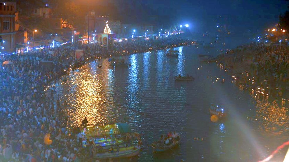 12 सीकेटीपी-10- परिचय-कड़ी सुरक्षा: रामघाट पर श्रद्धालुओं की कड़ी सुरक्षा के लिए दूरबीन से निगर