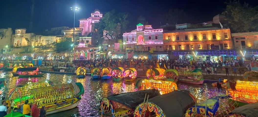 12 सीकेटीपी-10- परिचय-कड़ी सुरक्षा: रामघाट पर श्रद्धालुओं की कड़ी सुरक्षा के लिए दूरबीन से निगर