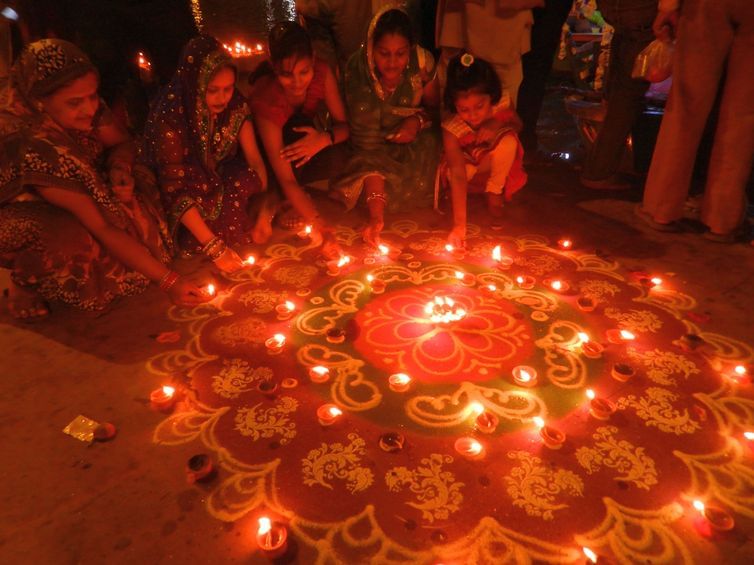 12 सीकेटीपी-10- परिचय-कड़ी सुरक्षा: रामघाट पर श्रद्धालुओं की कड़ी सुरक्षा के लिए दूरबीन से निगर