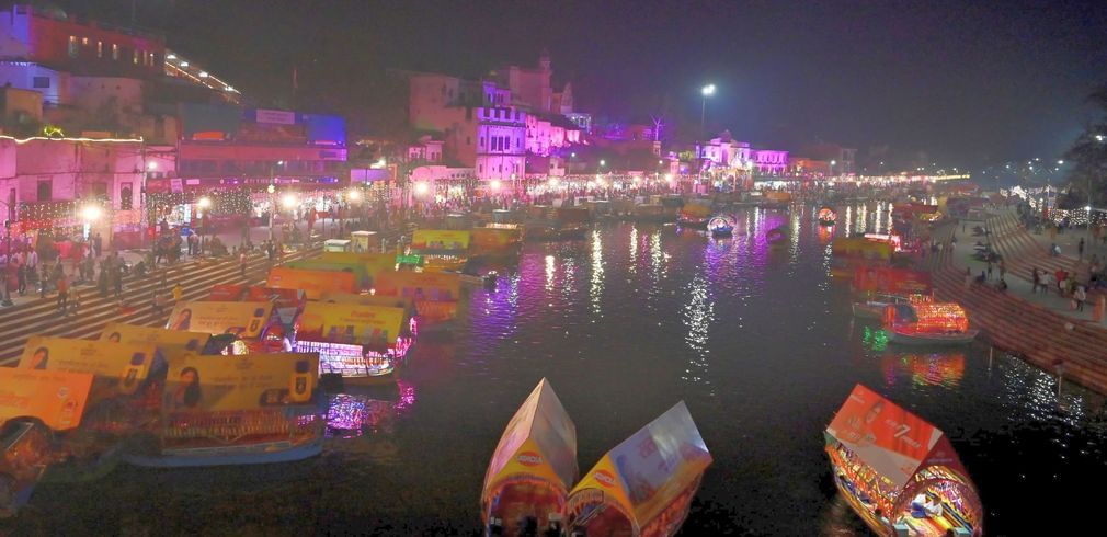12 सीकेटीपी-10- परिचय-कड़ी सुरक्षा: रामघाट पर श्रद्धालुओं की कड़ी सुरक्षा के लिए दूरबीन से निगर