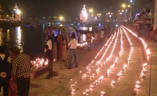 12 सीकेटीपी-10- परिचय-कड़ी सुरक्षा: रामघाट पर श्रद्धालुओं की कड़ी सुरक्षा के लिए दूरबीन से निगर