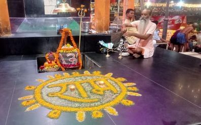 12 सीकेटीपी-10- परिचय-कड़ी सुरक्षा: रामघाट पर श्रद्धालुओं की कड़ी सुरक्षा के लिए दूरबीन से निगर