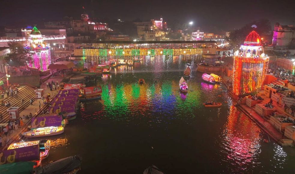 12 सीकेटीपी-10- परिचय-कड़ी सुरक्षा: रामघाट पर श्रद्धालुओं की कड़ी सुरक्षा के लिए दूरबीन से निगर
