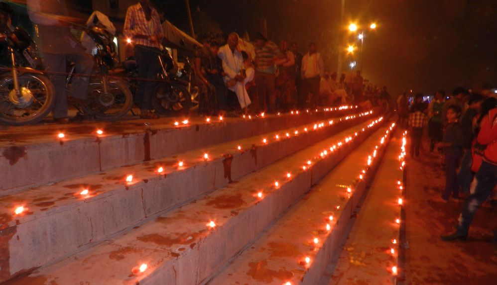 12 सीकेटीपी-10- परिचय-कड़ी सुरक्षा: रामघाट पर श्रद्धालुओं की कड़ी सुरक्षा के लिए दूरबीन से निगर