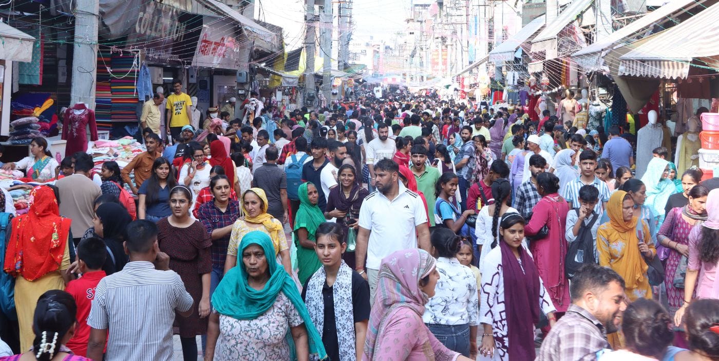 14...रोहतक के भिवानी स्टैंड से ग्रीन पटाखे खरीदते ग्राहक। संवाद 14...रोहतक के भिवानी स्टैंड से ग्रीन पटाखे खरीदते ग्राहक। संवाद