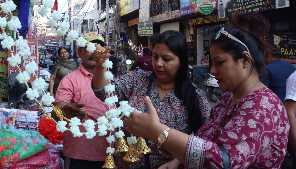 14...रोहतक के भिवानी स्टैंड से ग्रीन पटाखे खरीदते ग्राहक। संवाद 14...रोहतक के भिवानी स्टैंड से ग्रीन पटाखे खरीदते ग्राहक। संवाद