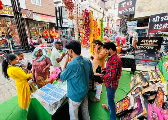 19kht_16छोटी दिवाली के दिन मिट्टी के दिए खरीदते लोग