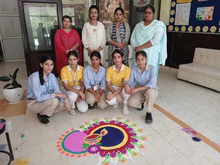 19kht_16छोटी दिवाली के दिन मिट्टी के दिए खरीदते लोग
