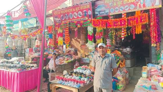 19kht_16छोटी दिवाली के दिन मिट्टी के दिए खरीदते लोग