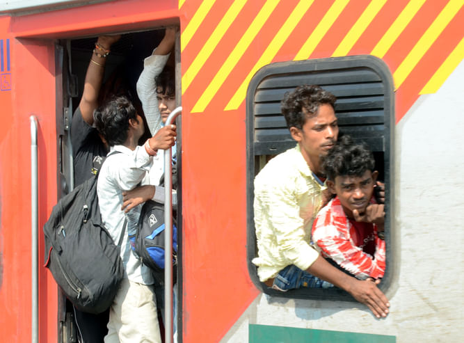 अंबाला छावनी के रेलवे स्टेशन स्थित प्लेटफार्म नंबर दो पर पहुंची बिहार जाने वाली अमृतसर - पूर