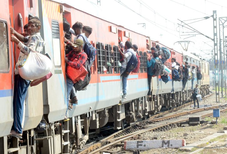अंबाला छावनी के रेलवे स्टेशन स्थित प्लेटफार्म नंबर दो पर पहुंची बिहार जाने वाली अमृतसर - पूर