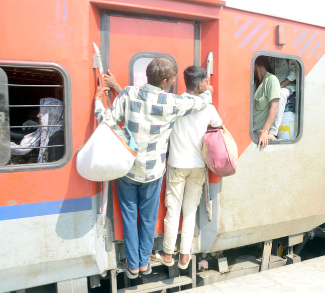 अंबाला छावनी के रेलवे स्टेशन स्थित प्लेटफार्म नंबर दो पर पहुंची बिहार जाने वाली अमृतसर - पूर