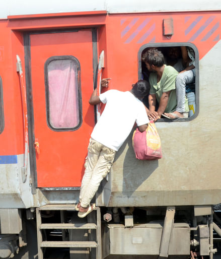 अंबाला छावनी के रेलवे स्टेशन स्थित प्लेटफार्म नंबर दो पर पहुंची बिहार जाने वाली अमृतसर - पूर