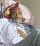 अस्पताल में बुखार से पीड़ित फैजुल्लापुर गांव की पूर्व प्रधान उमा देवी