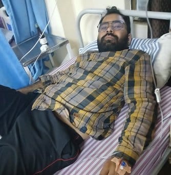 अस्पताल में बुखार से पीड़ित फैजुल्लापुर गांव की पूर्व प्रधान उमा देवी