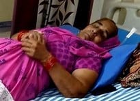 अस्पताल में बुखार से पीड़ित फैजुल्लापुर गांव की पूर्व प्रधान उमा देवी
