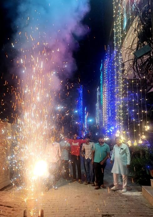 बागपत के शौकत मार्किट में खरीदारी के लिए उमड़ी लोगों की भीड़। संवाद