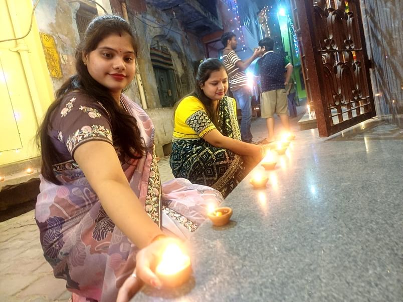 बागपत के शौकत मार्किट में खरीदारी के लिए उमड़ी लोगों की भीड़। संवाद