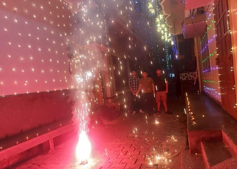 बागपत के शौकत मार्किट में खरीदारी के लिए उमड़ी लोगों की भीड़। संवाद