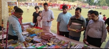 बिजनौर में दीपावली के लिए गणेश जी की मूर्ति पसंद करती युवती। संवाद