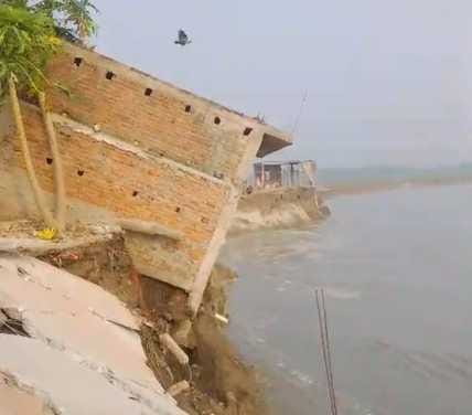 बैरिया क्षेत्र के गोपालनगर टाड़ी गांव में कटान में बचा मकान का अवशेष भाग को ठोकर मारती सरयू नदी