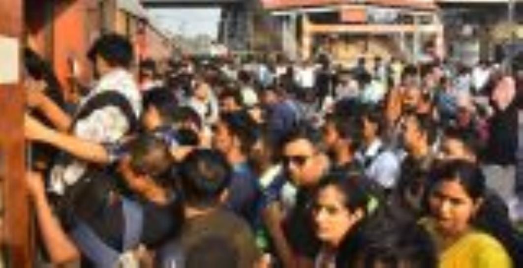 चारबाग स्टेशन पर यात्रियों की भीड़।