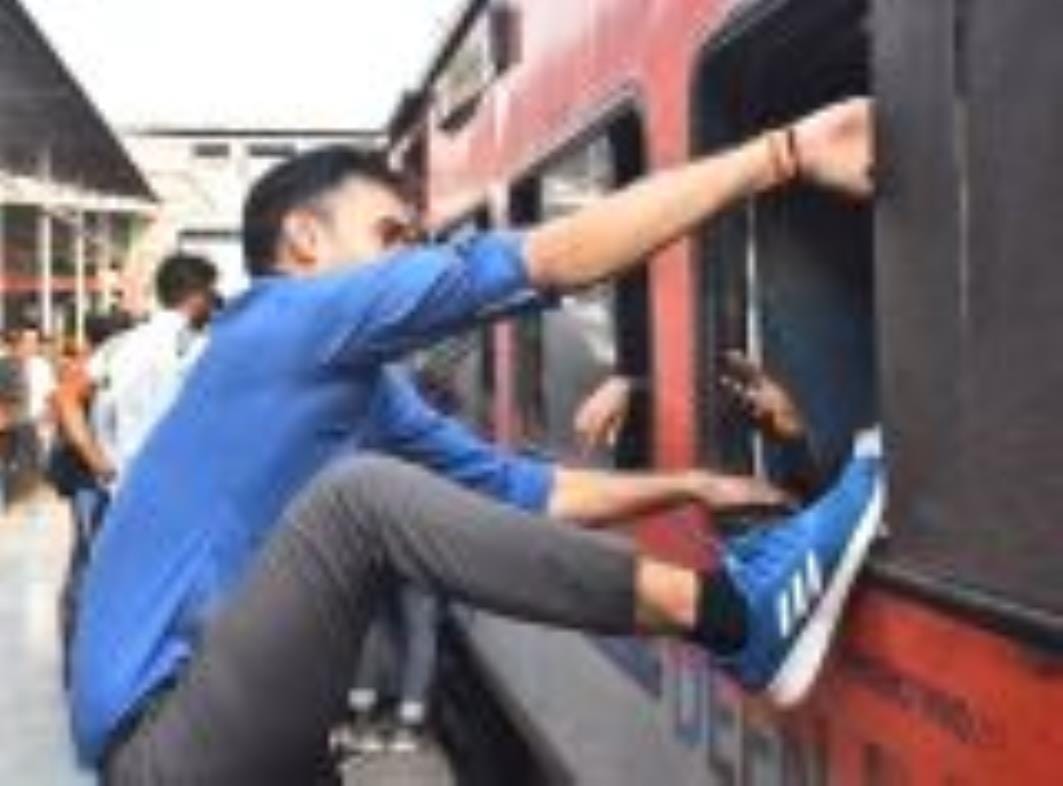 चारबाग स्टेशन पर यात्रियों की भीड़।