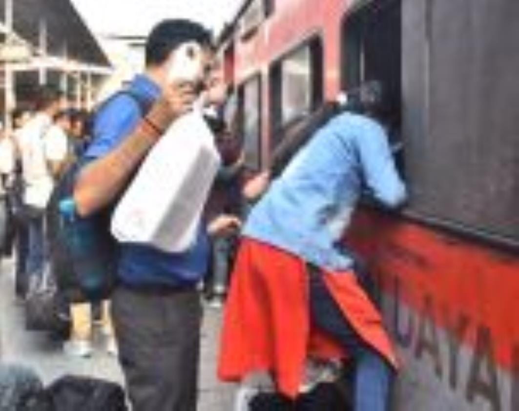 चारबाग स्टेशन पर यात्रियों की भीड़।