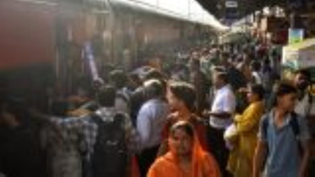चारबाग स्टेशन पर यात्रियों की भीड़।