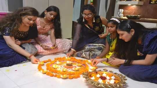 फोटो-01, रेलवे रोड स्थित मिठाई की दुकान पर खरीददारी करते ग्राहक। संवाद