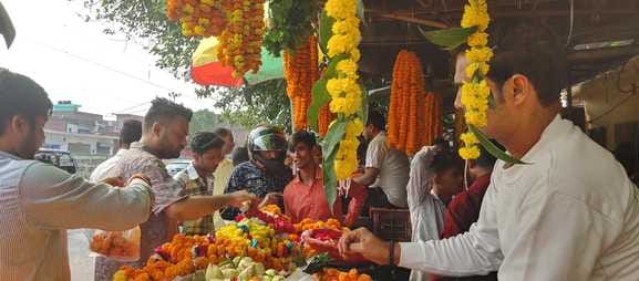 फोटो-01, रेलवे रोड स्थित मिठाई की दुकान पर खरीददारी करते ग्राहक। संवाद